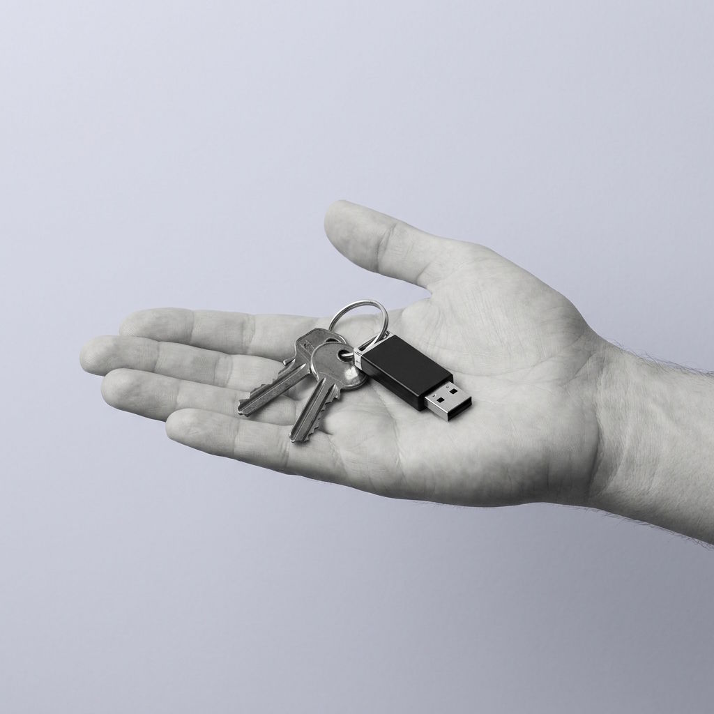 Offene Hand mit Schlüsselbund und USB-Stick